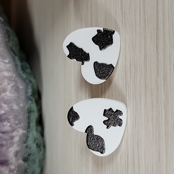🔥LAST PAIR🔥 Cow Print Heart Stud Earrings - Picture 1 of 7